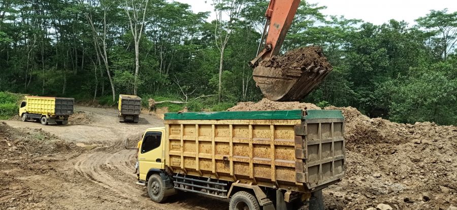 Anggota Satgas TMMD Ke 111 Bantu Proses Pengambilan Tanah untuk Pembuatan Jalan