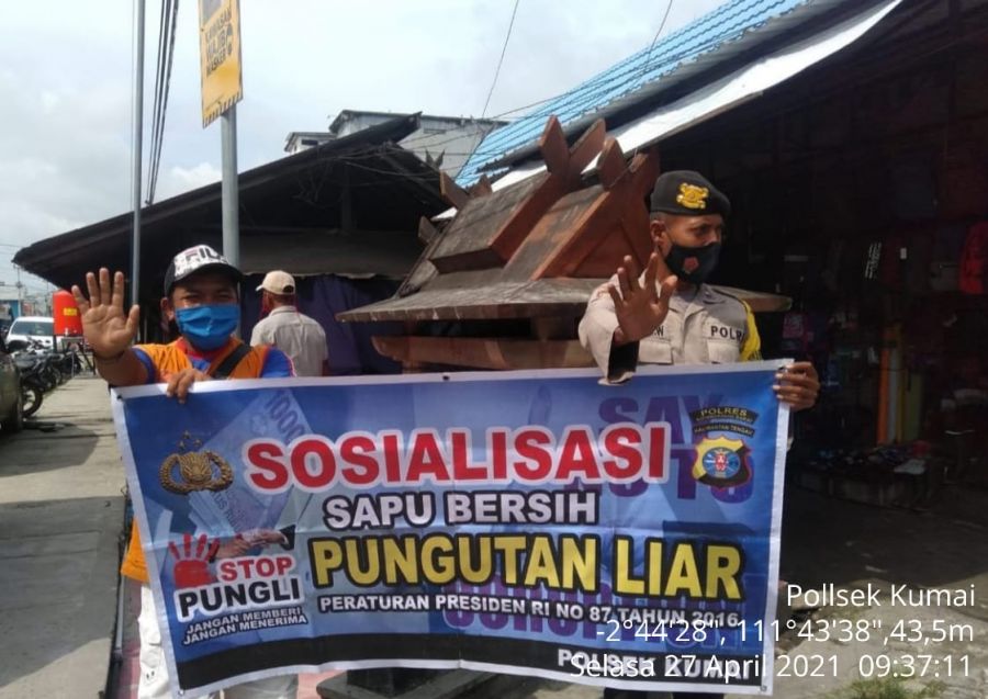 (Pungli) Bhabinkamtibmas Laksanakan Sosialisasi Saber Pungli di Kel. Kumai