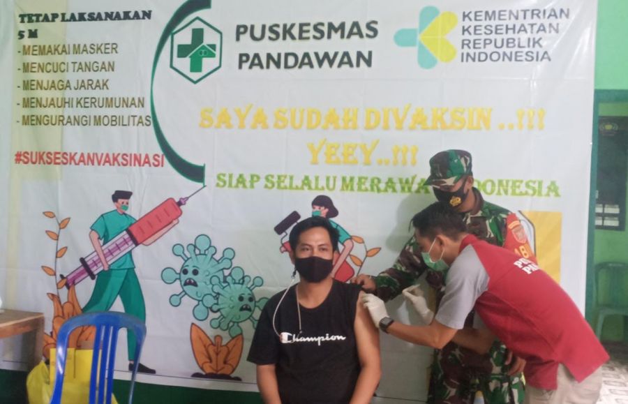 Ratusan Warga Pandawan Kabupaten HST Ikuti Vaksinisasi Di Koramil