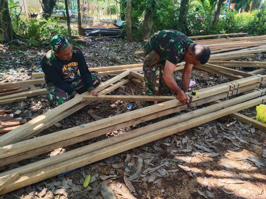 Renovasi Musholla Noor Iman oleh TMMD ke-112 Berlanjut Dengan Merangkai Kuda-kuda 