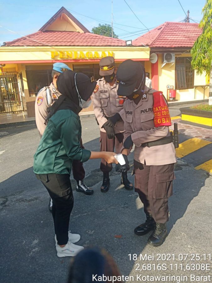rutin cek suhu badan di pintu gerbang masuk kantor Polres Kobar