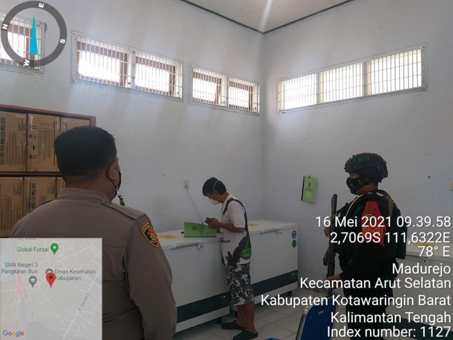 Rutin Dampingi Petugas Dinkes Cek Suhu Vaksin