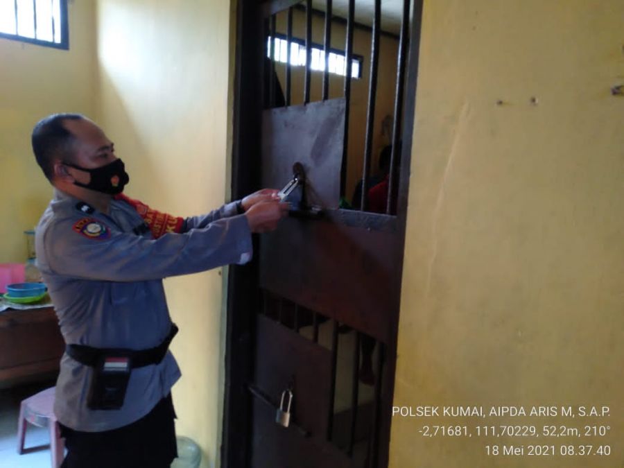 Rutin KA SPKT II cek dan kontrol ruang tahanan Polsek Kumai