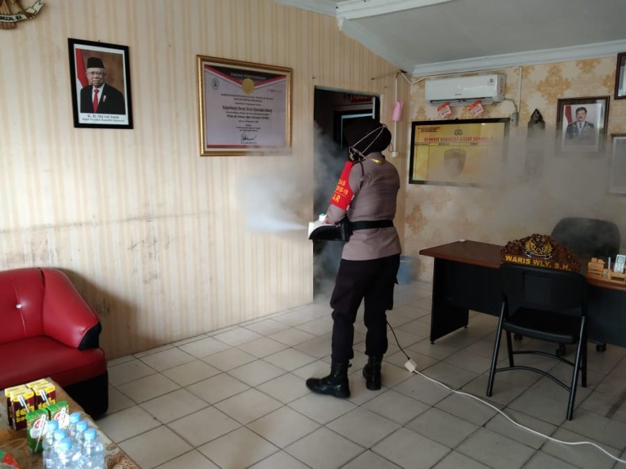rutin laksanakan penyemprotan vogging pada ruangan satsabhara. 