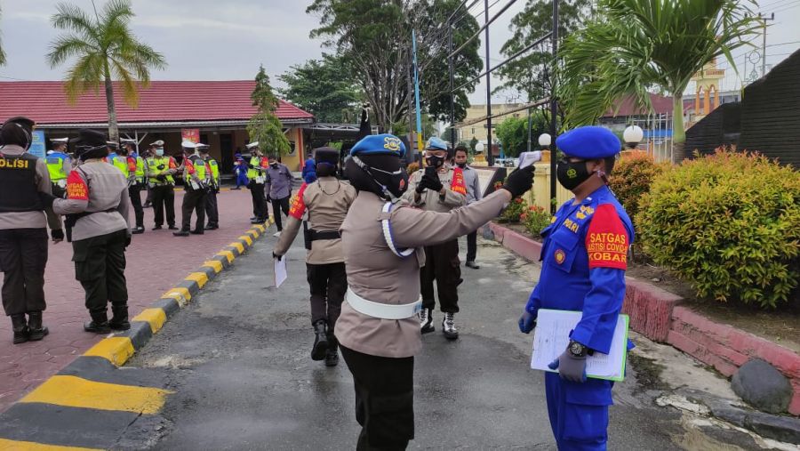 Rutin Personel Satpolairud Test Suhu Tubuh Sebelum Apel Pagi. 