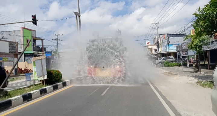 Rutin Turunkan AWC di Hari Libur, Satsabhara Lakukan Penyemprotan Pada Jalan Utama