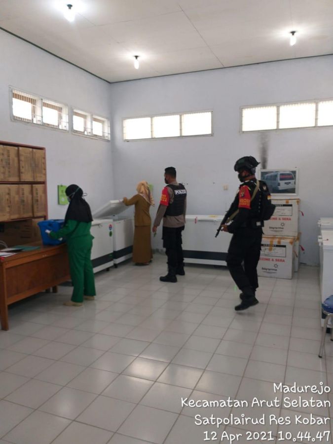 Setiap Pagi Personil Pengamanan Dampingi Petugas Dinkes Cek Suhu Vaksin