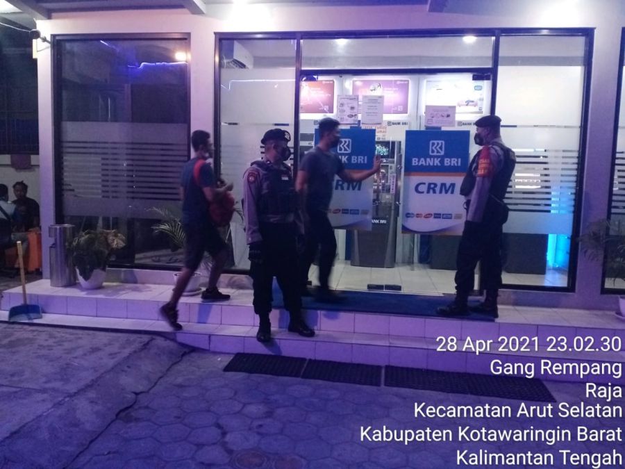 Sabhara Polres Kotawaringin Barat(kobar)Jajaran Polda Kalimantan Tengah laksanakan pengaturan dijala