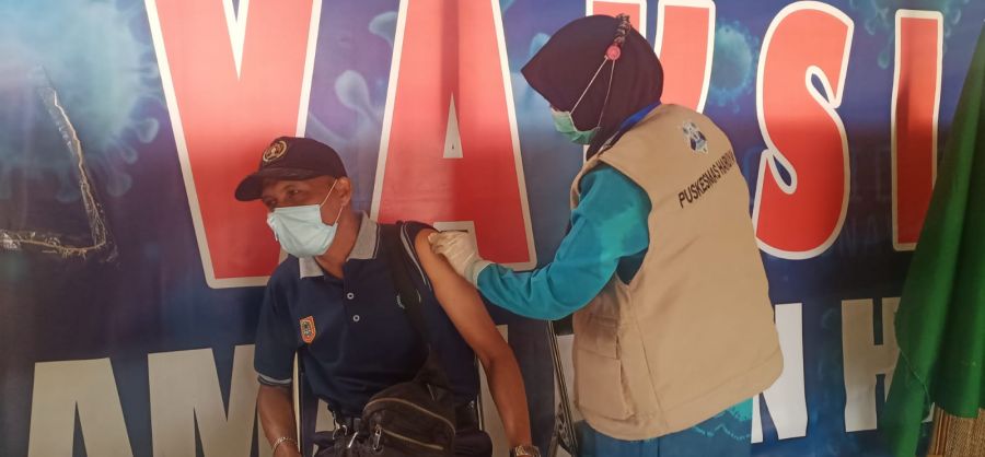 Kodim 1002/Hulu Sungai Tengah Salurkan 502 Dosis Vaksin Kepada Guru dan Masyarakat Umum
