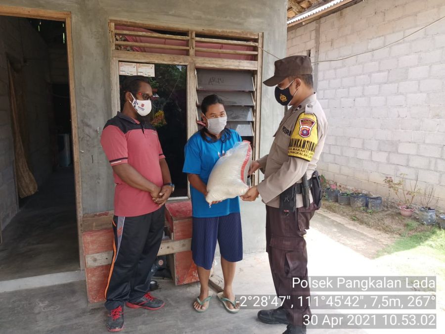 Sambang sekaligus Melaksanakan Jumat berkah dgn membagi Sembako.