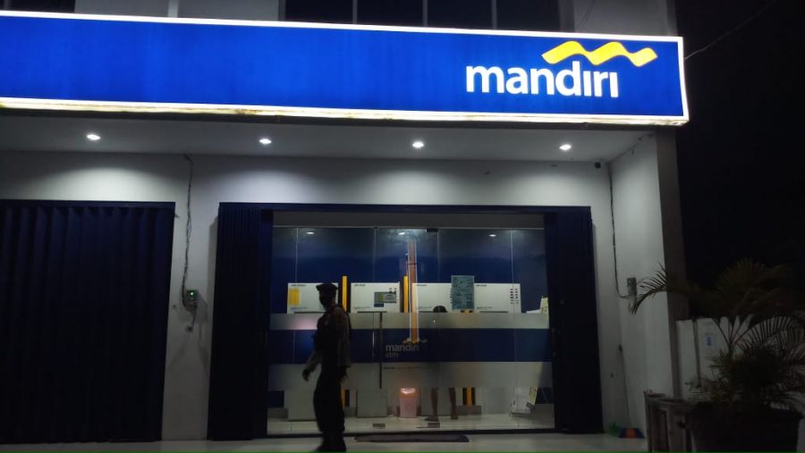 Sambangi Bank Mandiri di kobar. 