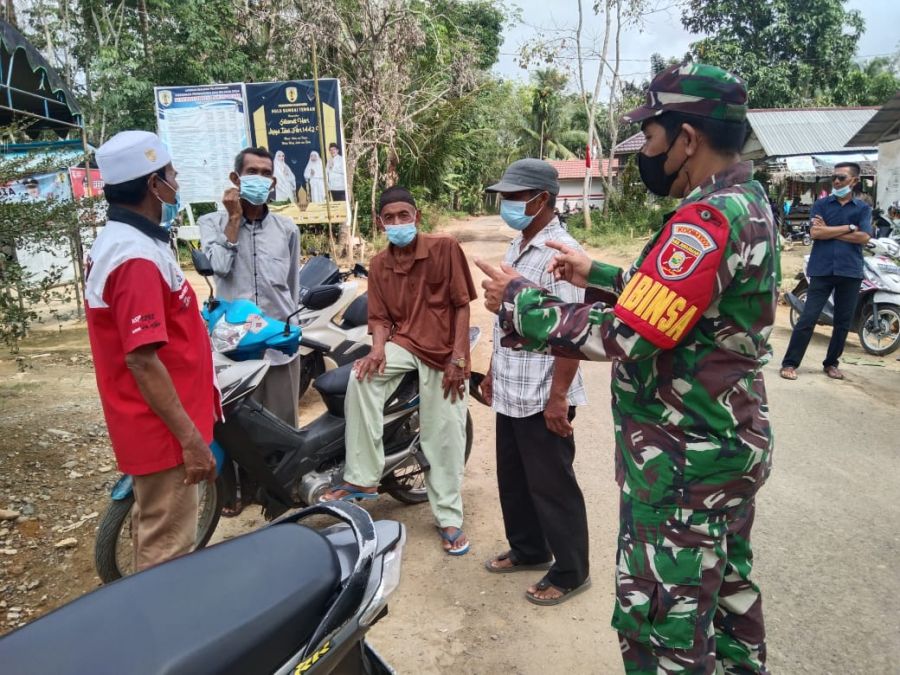 Sambangi Desa Binaan, Babinsa Kodim 1002/HST Himbau Warga Patuh Pada Protokol Kesahatan