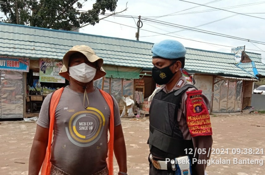 sambangi masyarakat Desa Karang Mulya dalam rangka menjalankan tugas penggalangan