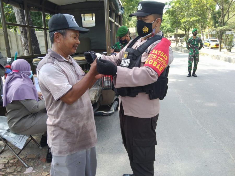 Satbinmas Polres Kobar Sambangi dan Beri Himbaua Pentingnya Protkes 
