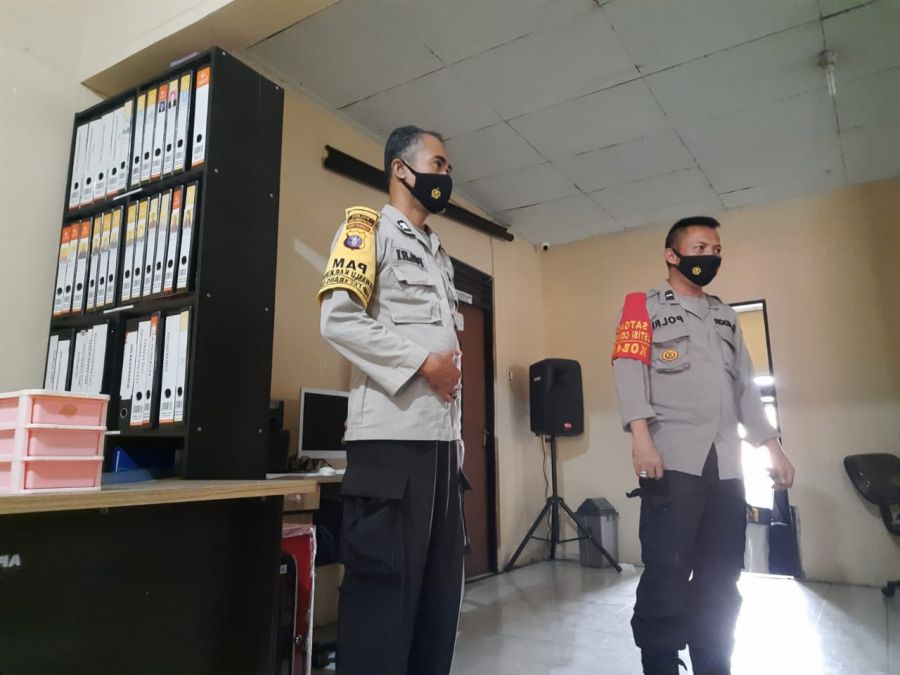 Satbinmas yang melaksanakan pengamanan di  kantor Bawaslu