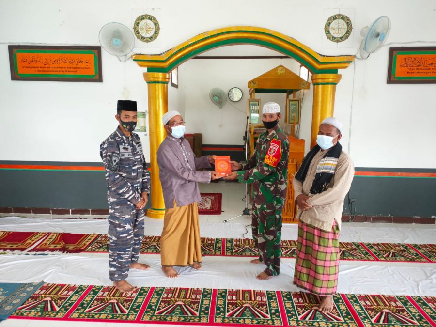 Satgas TMMD 112 Memberikan Kitab Suci Al-Quran Kepada Pengurus Masjid