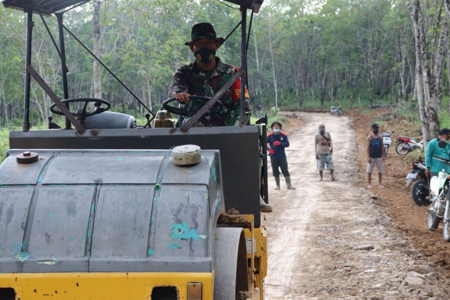 Satgas TMMD Bersama Warga Dengan Alat Berat Laukan Pemadatan  Jalan