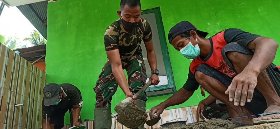 Satgas TMMD Bersama Warga Lakukan Proses Pengeramikan musholla
