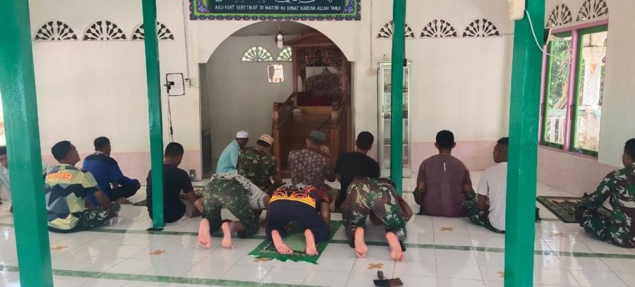 Satgas TMMD dan Warga melaksanakan Ibadah Bersama