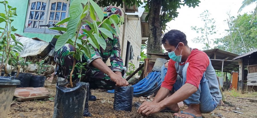Satgas TMMD ke 111 Jalin Komunikasi warga dengan  Cara Bertanam