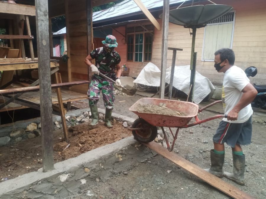 Satgas TMMD Ke-112 Bangun  Pondasi Teras  Rumah Rusdi