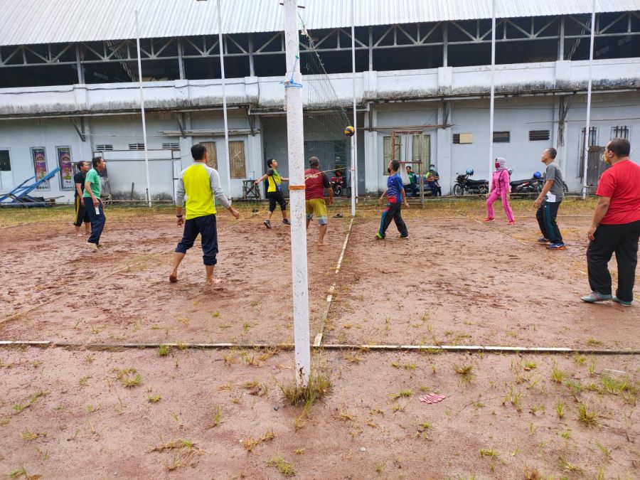 Satgas TMMD ke-112 melaksanakan olahraga bersama dengan Warga Sekitar