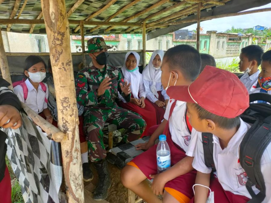 Satgas TMMD ke 112 memberikan edukasi kepada anak-anak Sekolah
