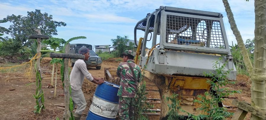 Satgas TMMD Kodim Bantu Operator Isi Bahan Bakar Bulldozer