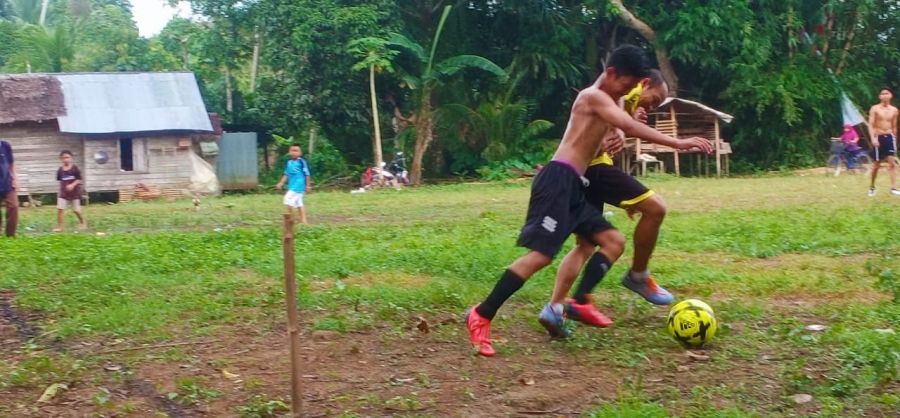 Satgas TMMD Kodim HST Eratkan Kekompakan dengan Bermain Bola