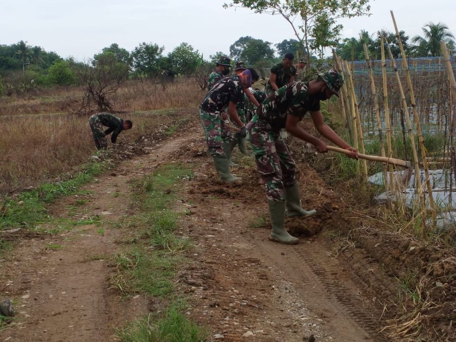 Satgas TMMD Kodim HST Gunakan Cangkul dalam Pengerjaan Perbaikan Mutu Jalan 