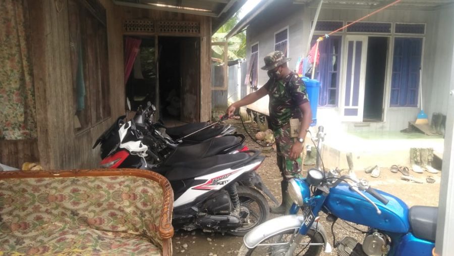 Satgas TMMD Kodim HST, Semprot Cairam Disimfektan ke Rumah Warga