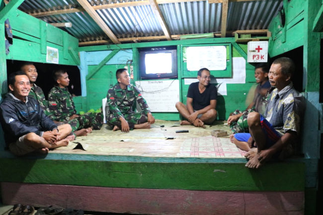 Satgas TMMD Kodim Roda Malam Bersama Warga