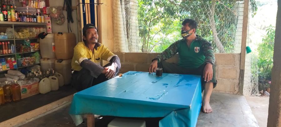 Satgas TMMD Memanfaatkan Waktu Jam Istirahat Kerja Silaturahmi ke Rumah Warga