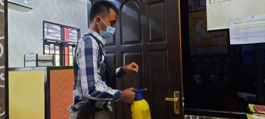Satintelkam Polres Kobar Lakukan Penyemprotan Cairan