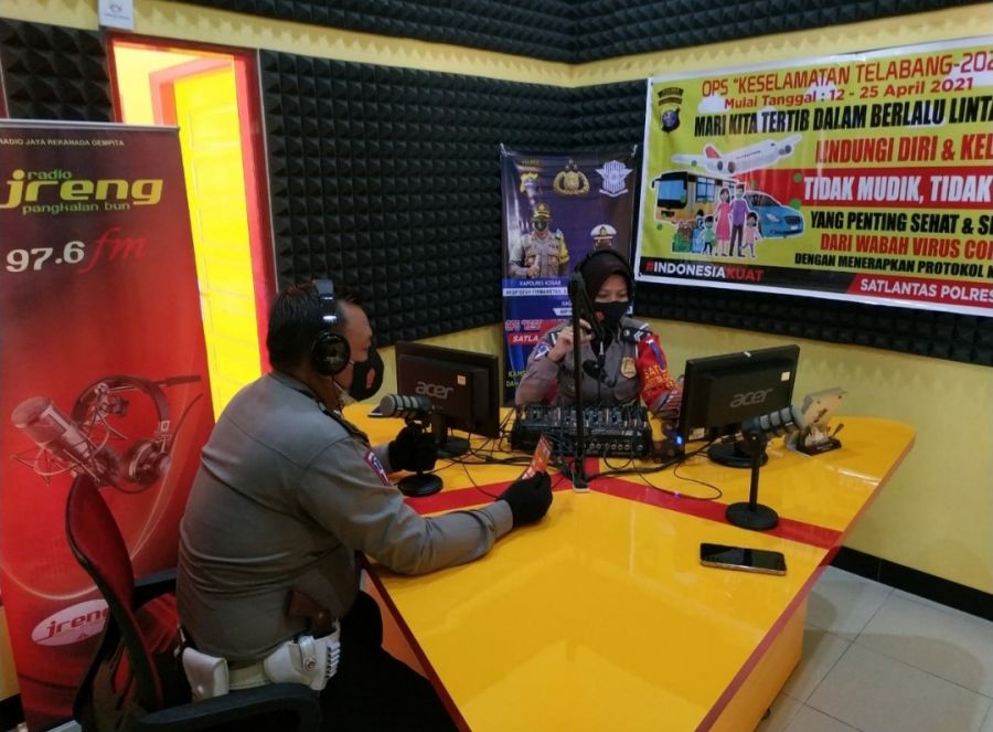 Satlantas Polres Kobar menghimbau Larangan Mudik melalui Stasiun Radio Kepada Masyarakat.