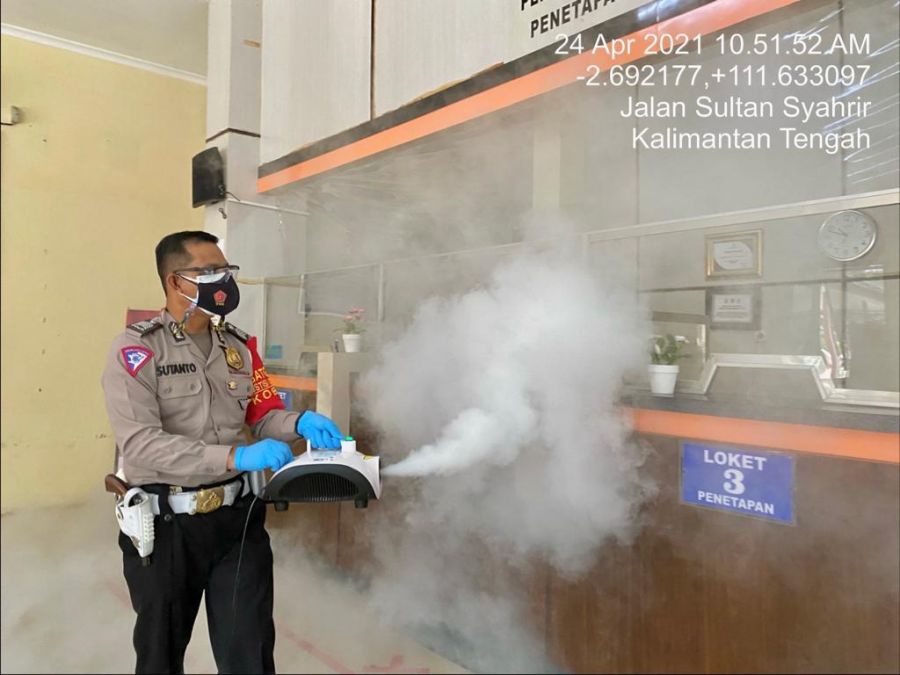 Satlantas) Polres Kotawaringin Barat melakukan kegiatan Penyemprotan Disinsfecktan di Kantor