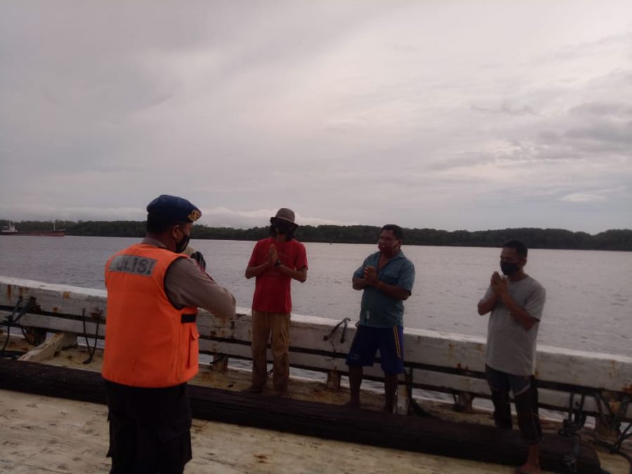 Satpolairud Polres Kobar Himbau ABK Kapal Patuhi Prokes 