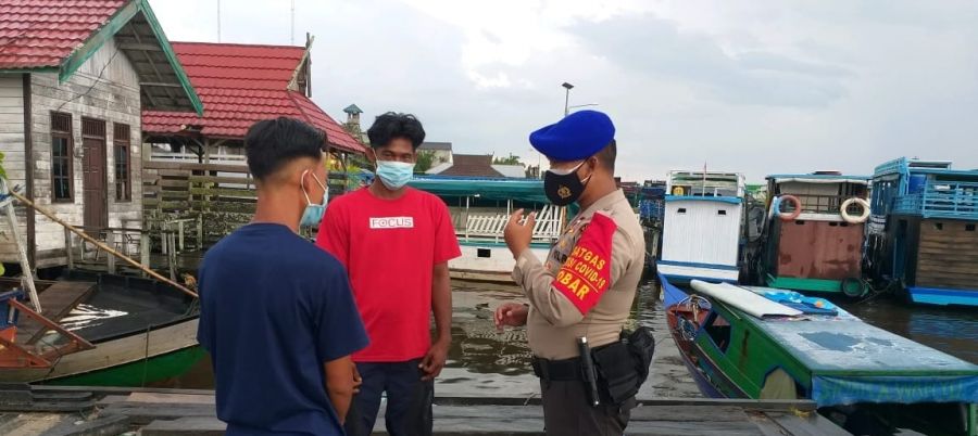 Satpolairud Polres Kobar Laksanakan Polmas mengimbau masyarakat agar mematuhi prokes