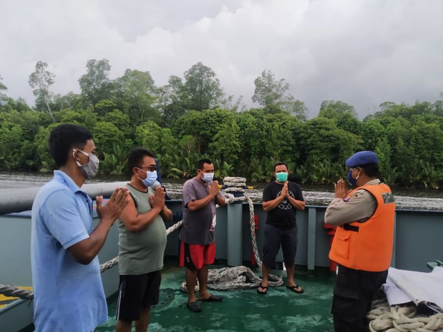 Satpolairud Polres Kobar mengimbau ABK Kapal Untuk Selalu Patuhi Prokes
