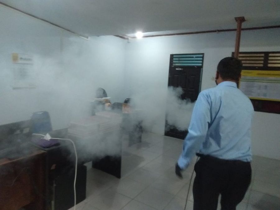 Satresnarkoba Terus melakukan Penyemprotan Fogging Disinsfektan Ditempat Ruang Kerja