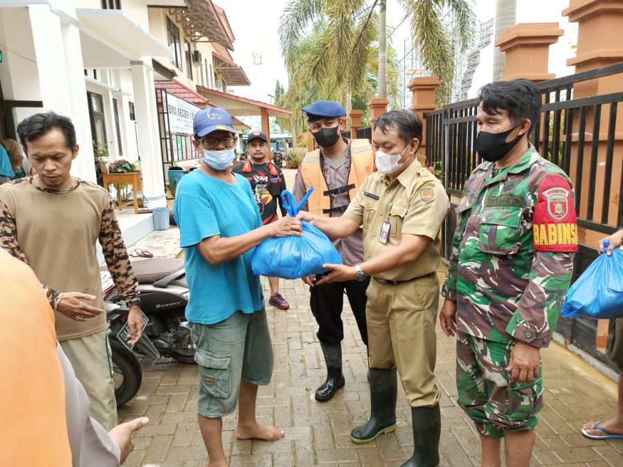 Sebanyak 765 Nasi Bungkus Dibagikan Kepada Warga Terdampak Banjir  HST