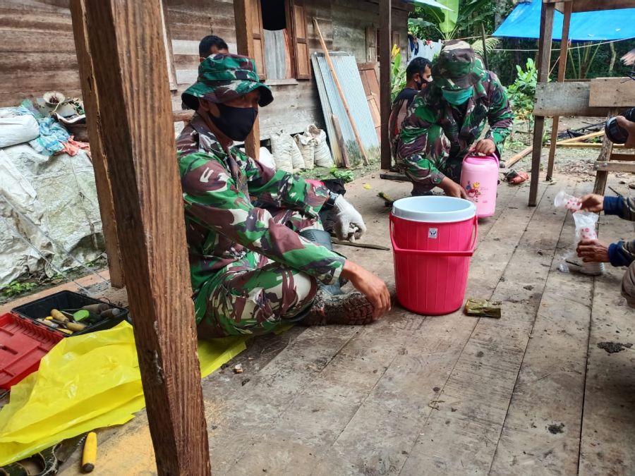 Secangkir Teh Pererat Keakraban Satgas TMMD Ke-112 dengan Warga
