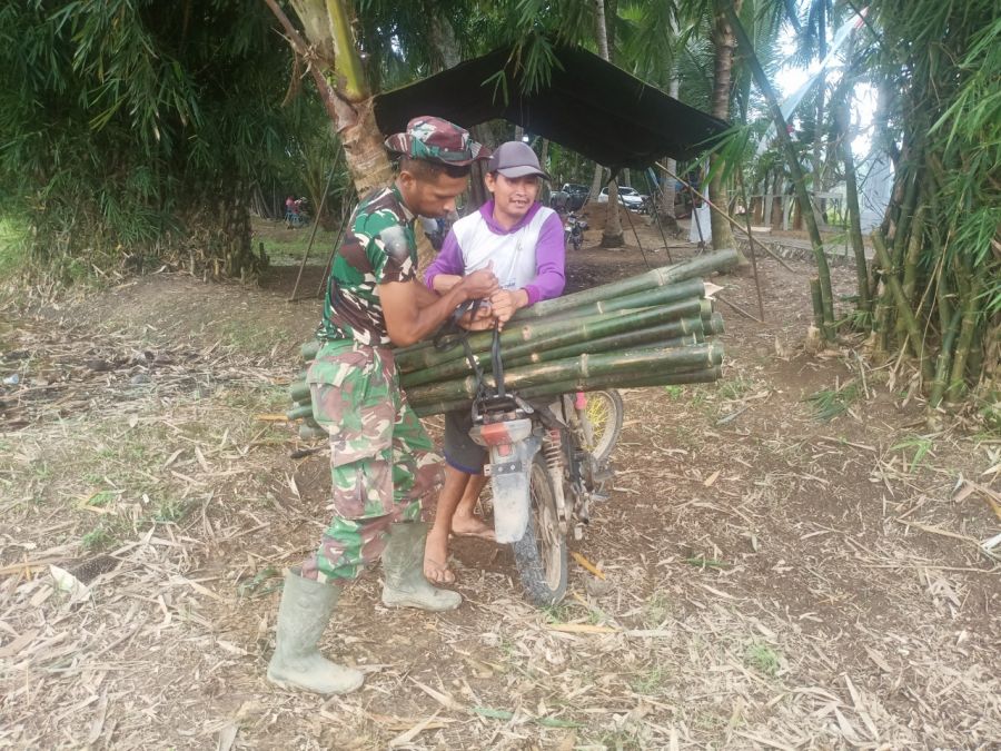 Sedikit Cerita Albertus saat Bantu Warga Angkut Bambu