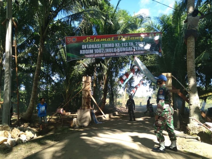 Sejumlah Warga  Antusias Ikut Persiapan Pembukaan TMMD ke-112