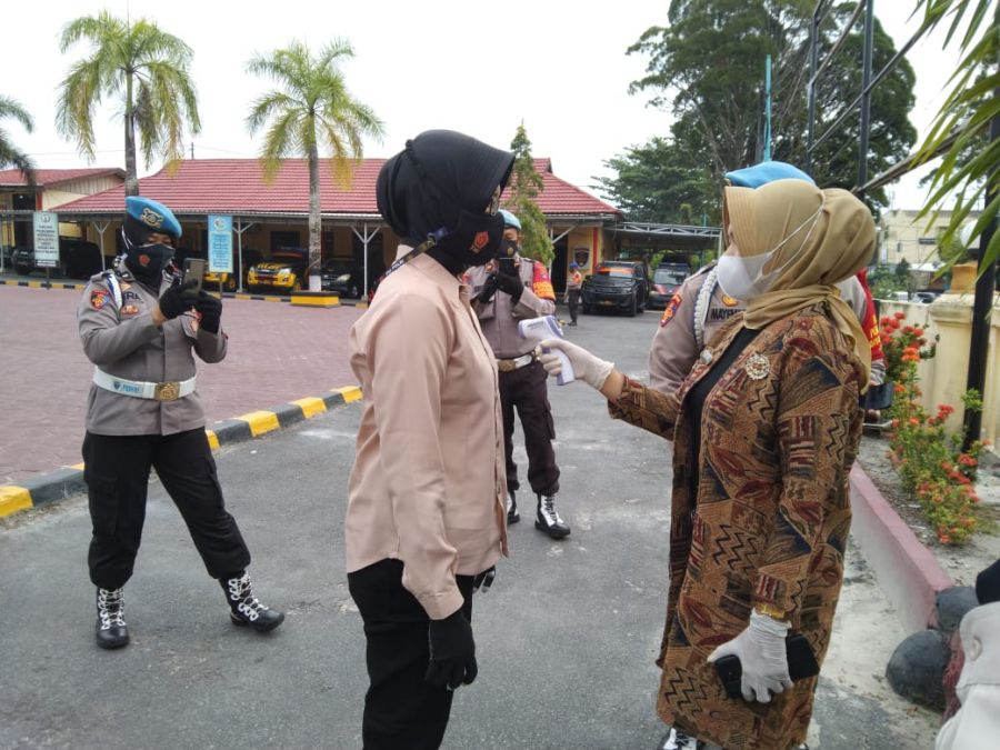Selain melakukan Skrining Covid – 19 Melalui Pengecekan Suhu Tubuh
