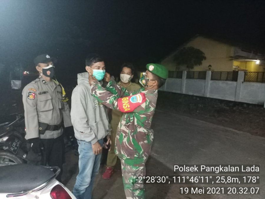 selalu mengingatkan masyarakat untuk tetap memakai masker