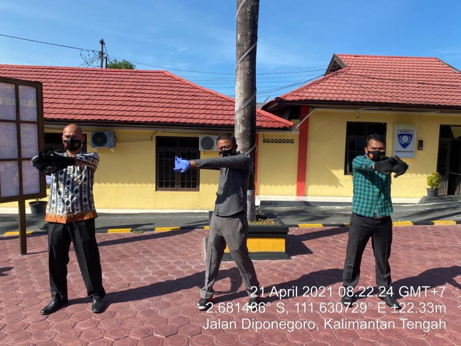 Selepas apel pagi, seluruh anggota Polres Kobar melaksanakan kegiatan berjemur dan senam sehat mandi