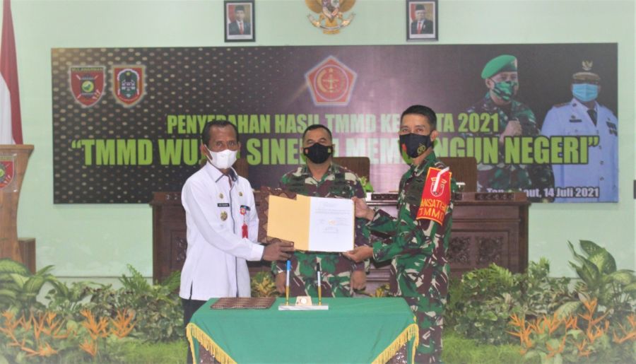 Selesai 100 %, Hasil TMMD Ke-111 TA 2021 Kodim 1009/Tanah Laut Diserahkan Dansatgas Kepada Bupati