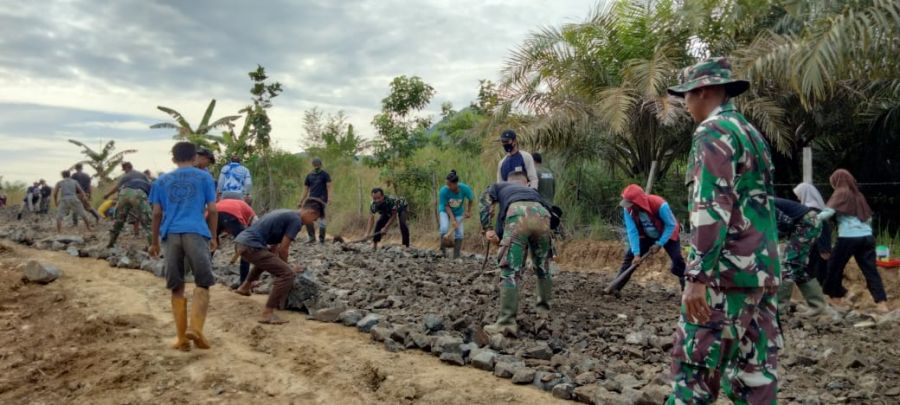 Semangat Gotong-royong TNI dan Masyarakat Dalam Kegiatan TMMD Ke-111 Kodim 1009