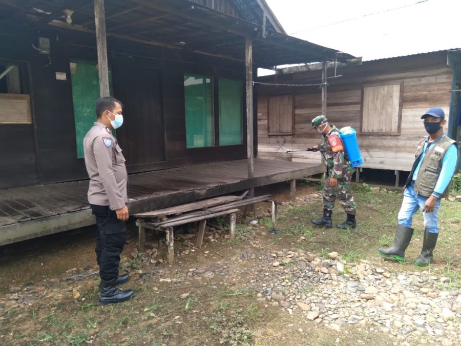 Semprotkan Disinfektan Di Lokasi Pra TMMD